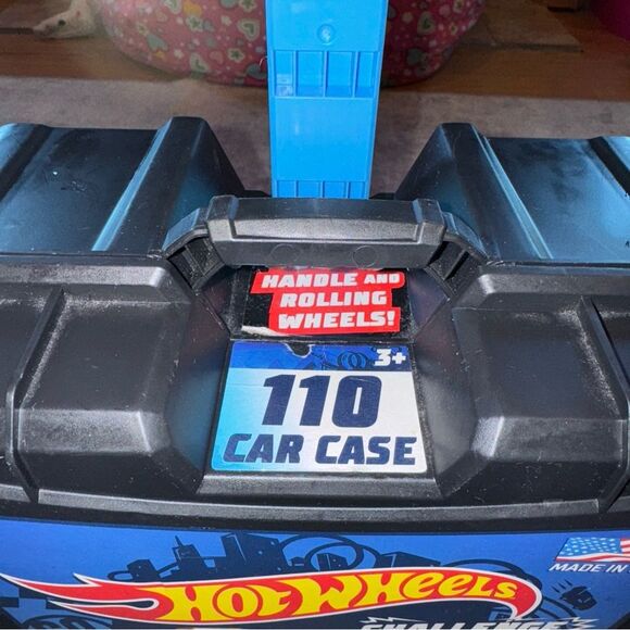 Hot Wheels 110 car carrying case with retractable handle and wheels - Picture 2 of 11